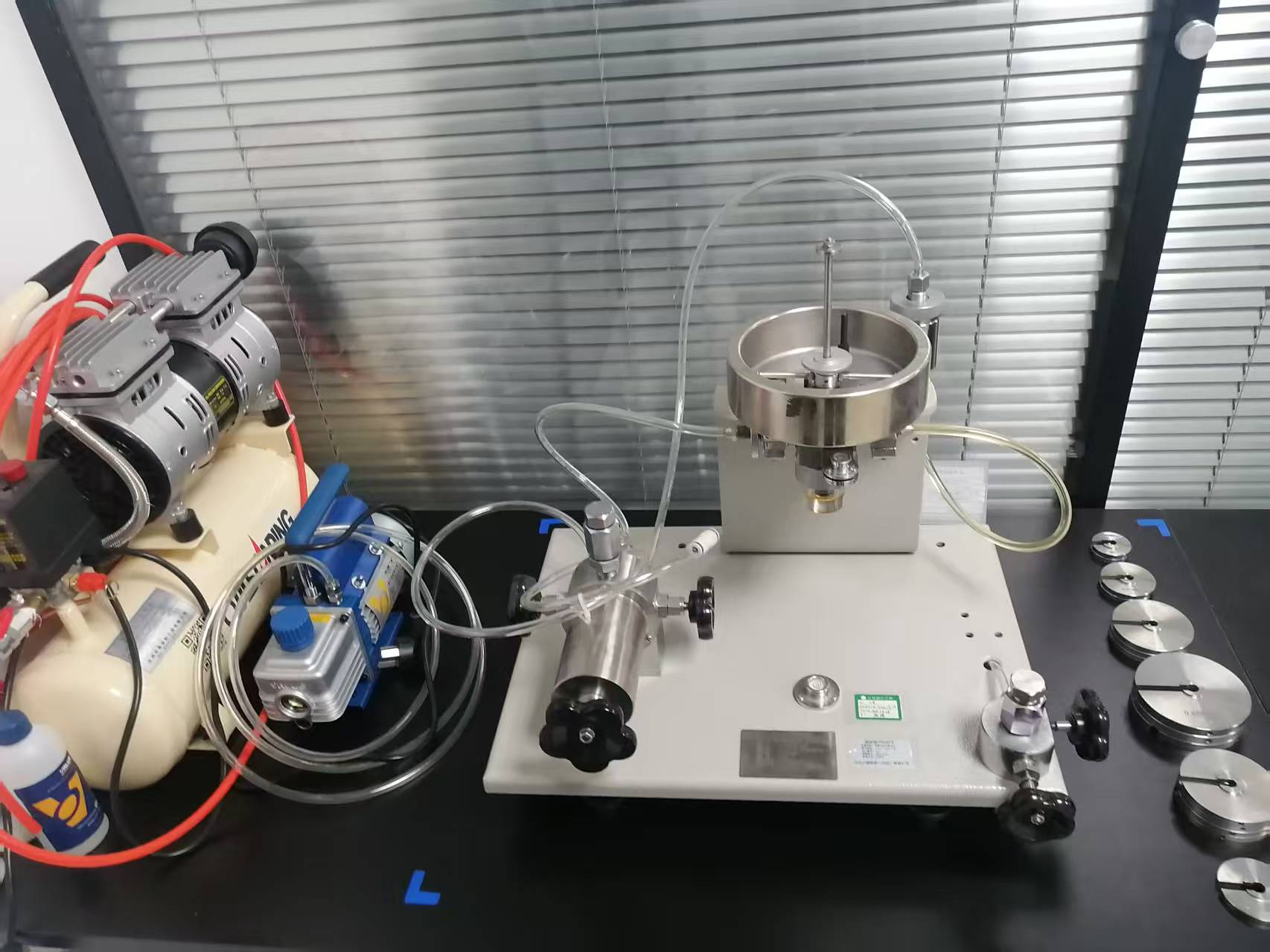 企業內部校（xiào）準（zhǔn）壓力變送器：活塞式壓力計選型全攻略（luè）（0.075級-0.5級全覆蓋）